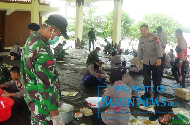 TNI dan Polri Bahu Membahu Droping Nasi Bungkus