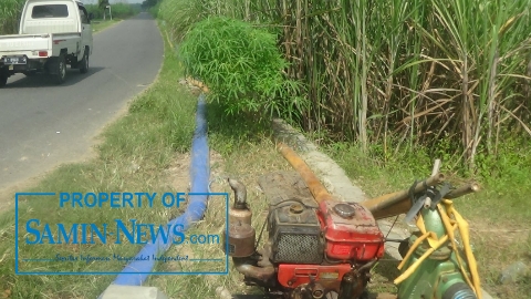 Petani Mulai Menyedot Air untuk Membasahi Tanaman Padi Miliknya