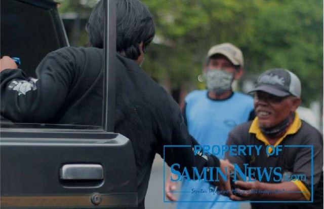 Jelang Berbuka, Manajemen PT Samin Media Pustaka Bagi Paket Takjil dan Masker