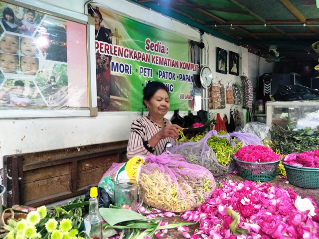 Tradisi Nyekar, Penjualan Bunga di Pasar Puri Naik Signifikan
