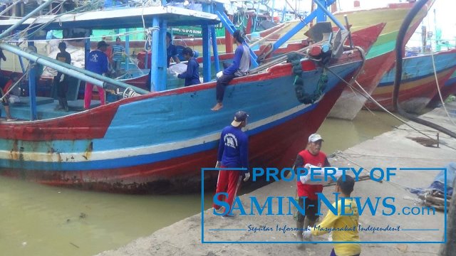 Kapal Penangkap Ikan Sotong Bongkar Sisa Muatan