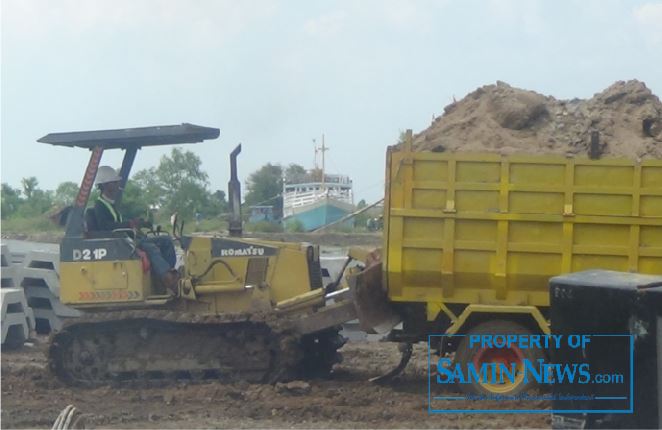 Dump Truck Pengangkut Tanah Sering Terperosok di Lokasi Pekerjaan Kolam Tambat Kapal