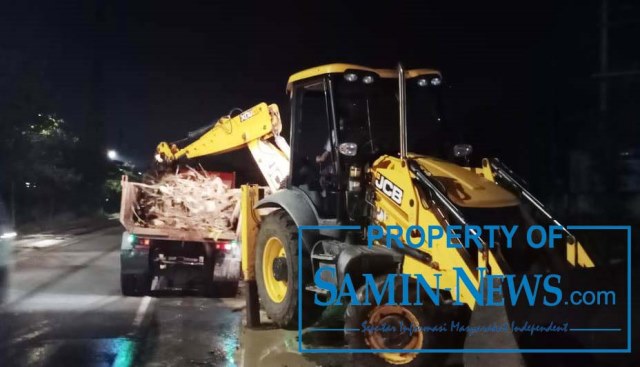 Bidang SDA Malam-malam Harus Bersihkan Sampah di Alur Kali Simo