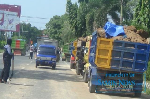 Ceceran Tanah Uruk di Jalan Raya Pati-Juwana