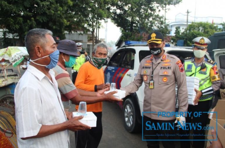 Gelar Baksos, Polres Pati Bagikan 500 Nasi Bungkus kepada Kaum Dhuafa