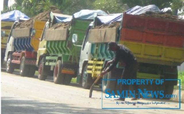 Puluhan Dump Truck Pengangkut Tanah Digurak Petugas Lalu Lintas
