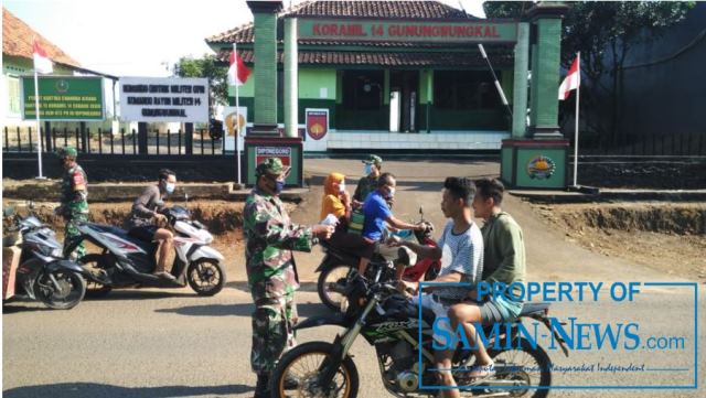 Peduli Pengguna Jalan, Koramil Gunungwungkal Bagikan Sejumlah Masker