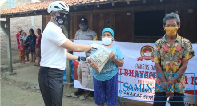 Kapolres Pati Turun Langsung Bagikan Bantuan Sembako di Desa Bumiharjo