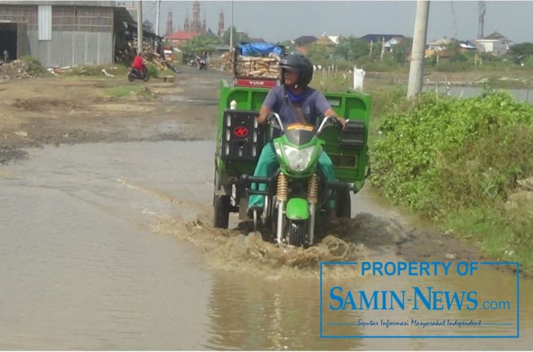 Jika Turun Hujan Ruas Jalan Karangmangu Seperti Kubangan Kerbau