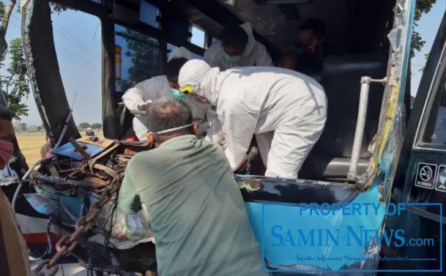 Dua Bus Tubrukan di Selatan Jembatan Tanjang Pati