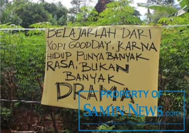 Warga Desa Karangsari Aspirasikan Suaranya Melalui Sejumlah Poster