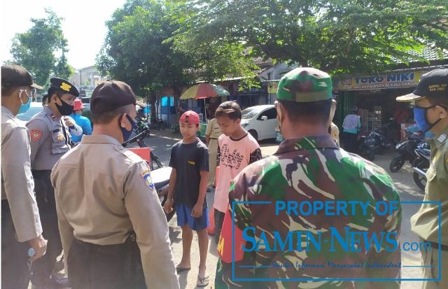 Tak Bermasker Masuk Pasar Gembong, Sanksi Menyanyi dan Menyapu