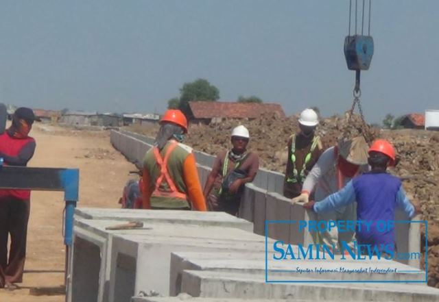 Pemasangan Saluran U di Kawasan Kolam Tambat Kapal