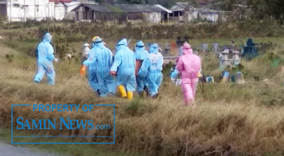 (Tim Pemakaman protokol Covid-19 BPBD Pati saat mengusung dan memakamkan jenazah almarhum suspek Covid-19, warga Doropayung, Kecamatan Juwana di TPU desa setempat.(Foto:SN/dok-nya)