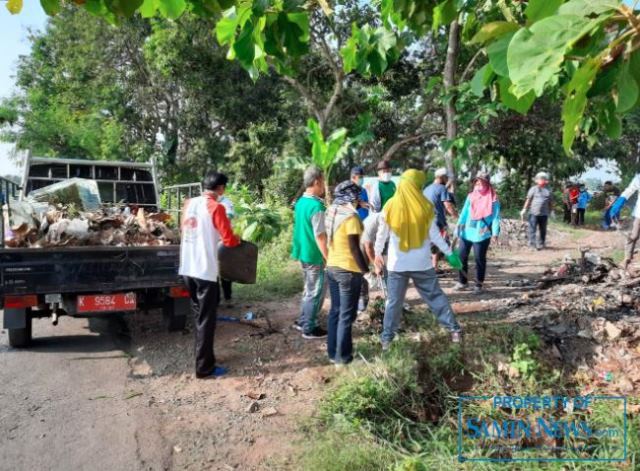 Peduli Lingkungan, DLH bersama Pemdes Puri Adakan Pungut Sampah Liar