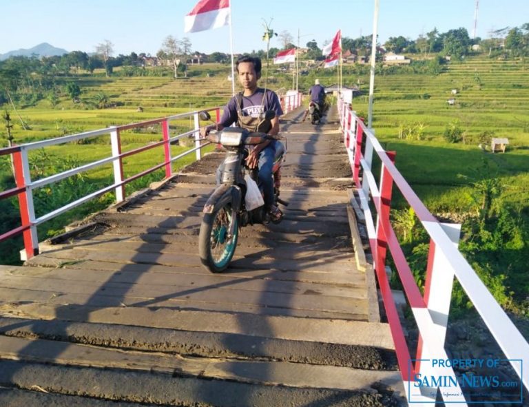 Jembatan Penghubung Desa Kelet-Klepu Bolong Hilang Aspalnya