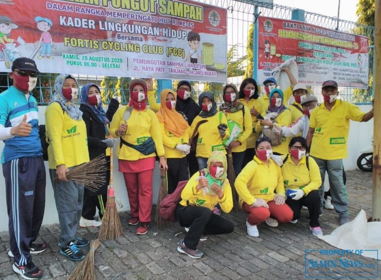 Kader Lingkungan Hidup dan Komunitas FCC Pati Pungut Sampah di Jalan Pati-Tanjang