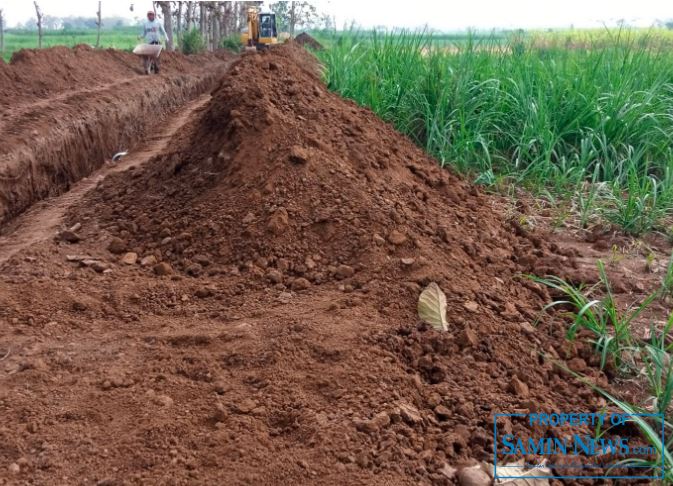 Petani Suwaduk Tanyakan Proyek Penggalian Lubang Pipa Air Minum