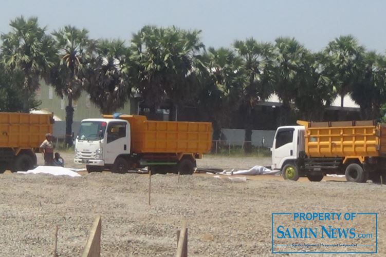 Pelapisan Material Beskos Lapangan Rumput Stadion Joyokusumo Terus Dimaksimalkan