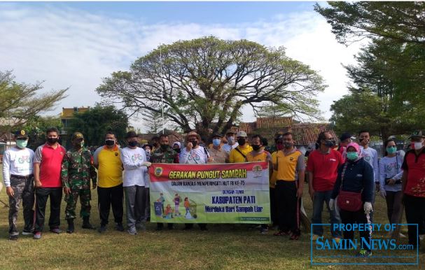 Aksi Gerakan Pungut Sampah Sisir Alun-alun Kayen