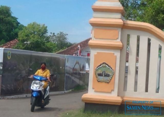 Tugu Gerbang yang Tak Bermanfaat dan Cenderung Membahayakan Warga