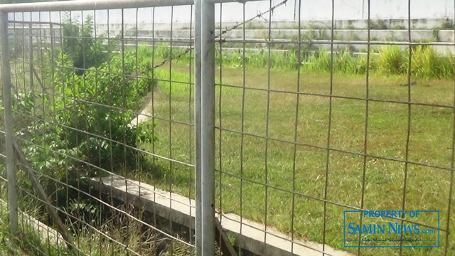 Di antara pagar keliling ini terletak saluran pembuang (drainase) kawasan lingkungan Stadion Joyokusumo.