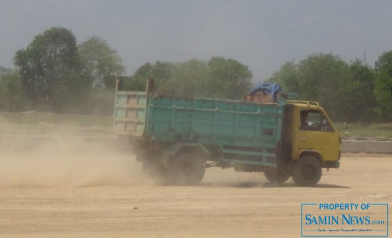 Para Pekerja Proyek Tambat Kapal Terganggu Debu Bertebaran