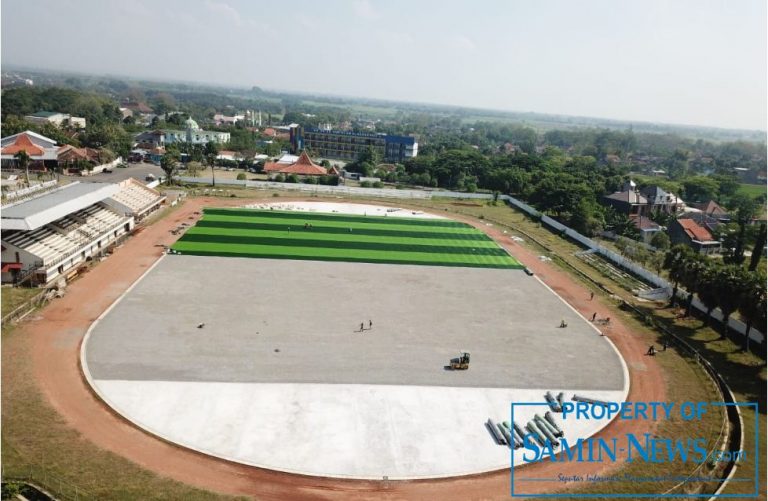 Pemasangan Rumput Sintetis Stadion Joyokusumo Berlangsung Pagi dan Sore Hari