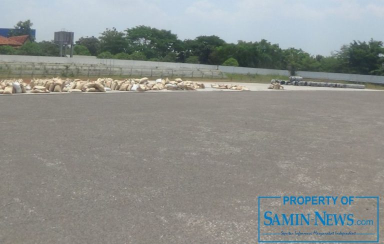 Rumput Sintesis Siap Digelar di Lapangan Stadion Joyokusumo