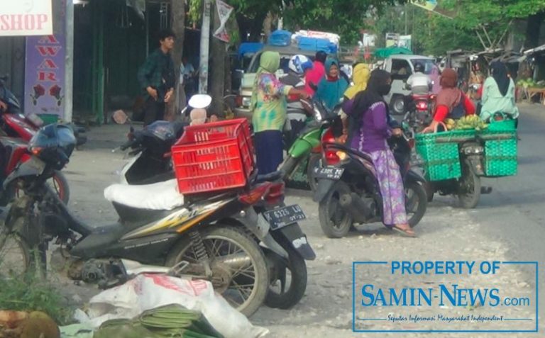Pasar Boleh Tutup; Jualan Tetap Berlanjut di Pinggir Jalan