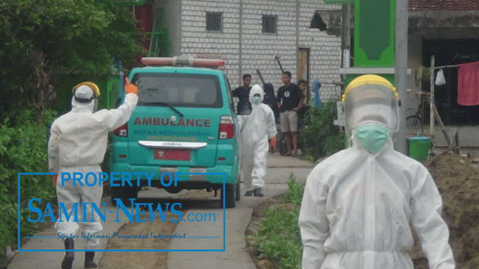 Mobil ambulans pembawa jenazah, warga Desa Kuryokalangan, Kecamatan Gabus, Pati, dari Rumah Sakit Umum Daerah (RSUD) dr Soetrasno Rembang harus mundur untuk memasuki salah satu dari Tempat Pemakaman Umum (TPU) desa setempat, Minggu (25/10) sore tadi.(Foto:SN/aed)