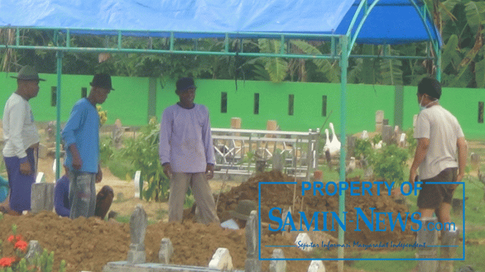 Warga Desa Kuryokalangan, Kecamatan Gabus, saat bergotongroyong menggali lubang makam baru untuk pemakaman standar protokol Covid-19.(Foto;SN/aed)