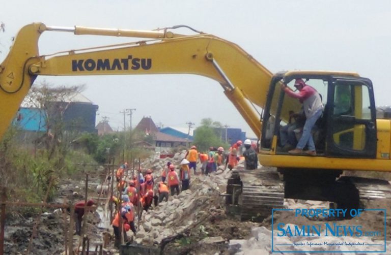 Untuk Bisa Memasang Talud Harus Menyingkirkan Galian Lumpur Kali