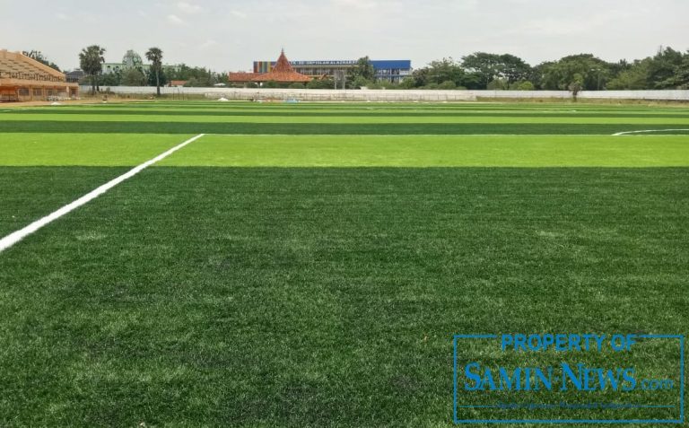Tebaran Rubber untuk Rumput Sintetis Lapangan Stadion Joyokusumo Capai 80 Persen