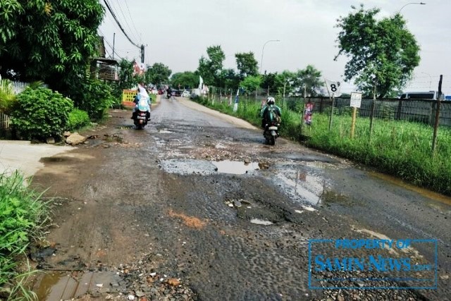 Ilustrasi : jalan yang mengalami kerusakan dan mengganggu pengguna jalan.