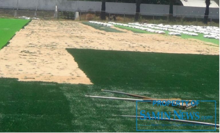 Penataan Rumput Sintetis Lapangan Stadion Joyokusumo Mulai Njelimet