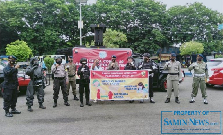 Tim Cekal Sat-Brimob Polda Jateng Lakukan Penyemprotan Disinfektan