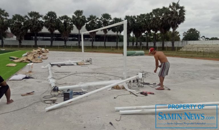 Persiapan Pemasangan Tiang Gawang Lapangan Stadion Joyokusumo