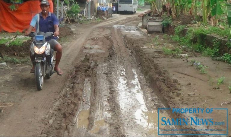 Akses Jalan Perumahan di Desa Wangunrejo Alami Kerusakan