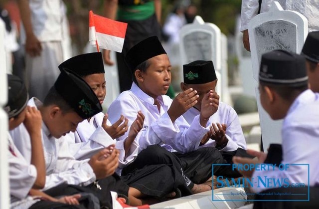 Ilustrasi : Sekelompok santri yang sedang menengadah dan berdoa.