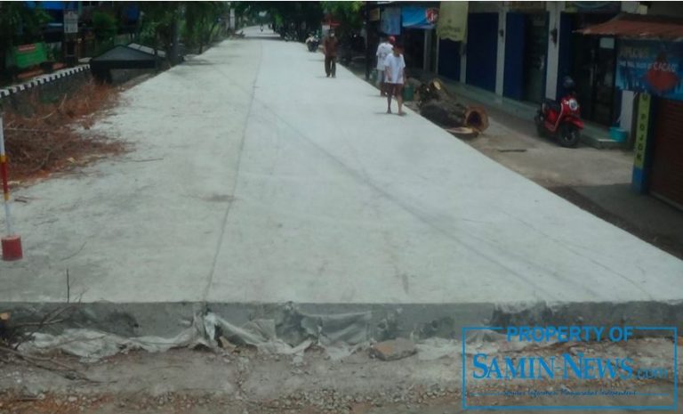 Rigid Beton Ruas Jalan Bajomulyo Gunakan Sistem ”Beriring”