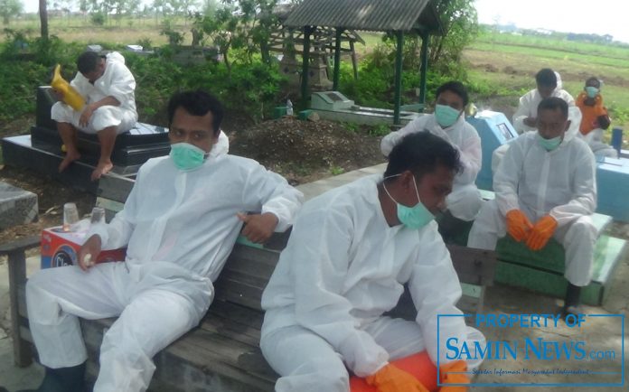 Sisi lain tim pemakaman dari Badan Penanggulangan Bencana Daerah (BPBD) yang pernah mendapat jatah uang ''shalawat'' saat memakamkan jenazah di suatu tempat, tapi uang tersebut tertinggal.