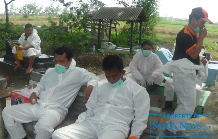 Beginilah saat-saat kejenuhan melanda tim pemakaman dari Badan Penanggulangan Bencana Daerah (BPBD) Pati karena terlalu lama menunggu kedatangan salah satu jenazah yag harus dimakamkan siang tadi.