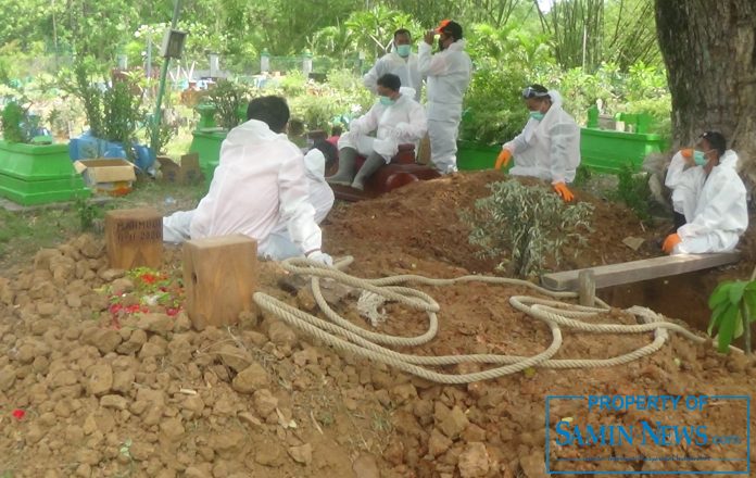 Rabu (11/11) kemarin sore dimakamkan satu jenazah laki-laki yang sampai hari ini taburan bunga di makamnya, Tempat Pemakaman Umum (TPU) Desa Kuniran, Kecamatan Batangan, belum kering, dan di sebelahnya lubang makam disiapkan untuk satu pemakaman jenazah lainnya oleh tim dari BPBD Pati.