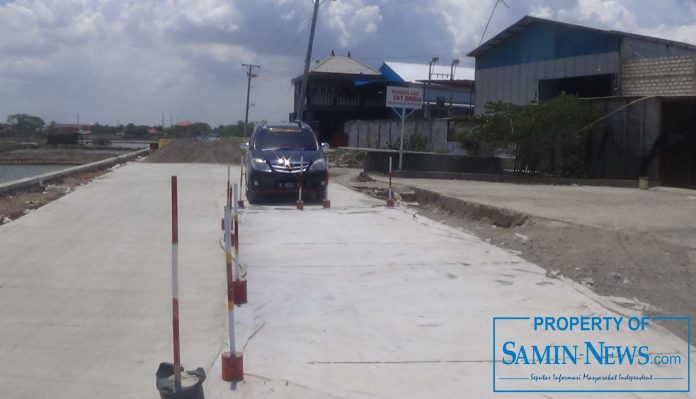 Akses ruas jalan di ujung pertigaan menuju ke kolam tambat kapal di kawasan Pulau Seprapat yang masih ditutup untuk kendaraan bermuatan berat.