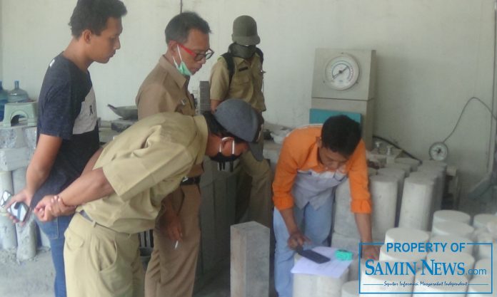 Uji laboratorium beton untuk ruas jalan ujung Bajomulyo ke kolam tambat kapal, Laboratorium CV Larisa Readymix, di jalan raya Pati-Juwana, Senin (16/11) siang dengan disaksikan langsung Kasi Jalan Bidang Binamarga Dinas Pekerjaan Umum dan Tata Ruang (DPUTR), Hasto Utomo.