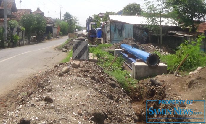 Penyambungan pipa persediaan air minum antara yang tertanam di dalam lubang dengan pipa yang ada di luar, tengah dipersiapan menyusul pipa sepanjang 4,2 kilometer lebih proyek sistem pengelolaan air minum (Spam) di pinggur jalan raya Wedarijaksa-Juwana sudah selesai dikerjakan.