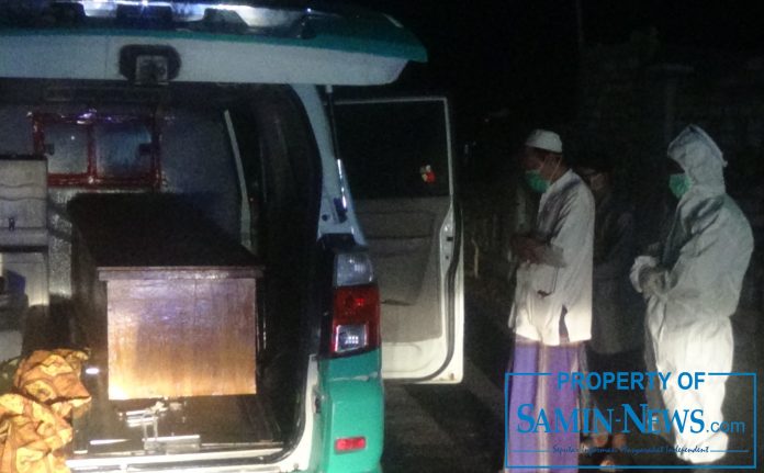 Setelah dishalatkan jenazah seorang perempuan warga Desa Bumimulyo, Kecamatan Batangan, Selasa (17/11) semalam (tadi malam) diusung menuju ke lubang pemakaman di Tempat Pemakaman Umun (TPU) desa setempat.
