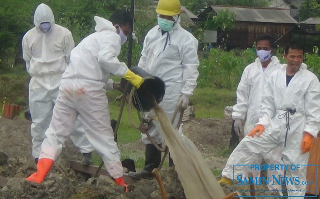 Air Hujan Menjadi Penghambat Pemakaman Protokol Covid-19 di Kawasan Pantai