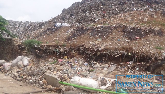 Tembok Penahan Runtuh, Tumpukan Sampah Makin Berantakan